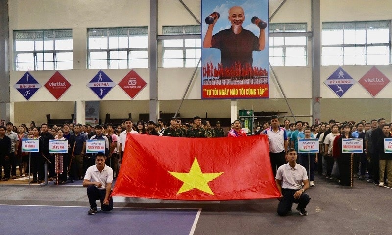 Vận động viên các đoàn thực hiện nghi thức chào cờ trước khi bước vào Hội thi thể thao các dân tộc thiểu số tỉnh Điện Biên