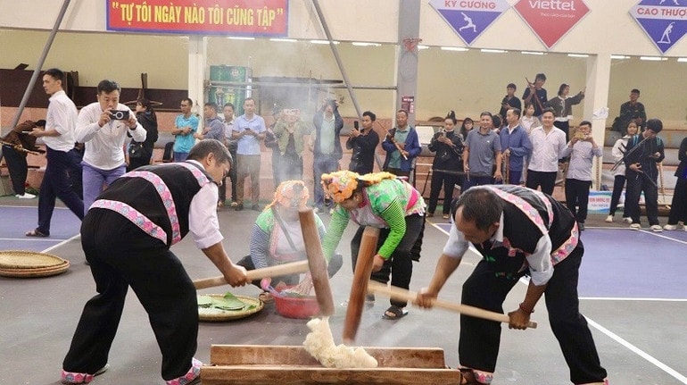 Thi giã bánh dày là một trong tám nội dung tại hội thi thu hút sự tham gia của đông đảo các đoàn, các vận động viên