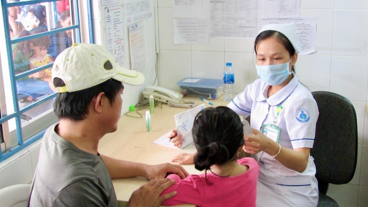 Trẻ em khám bệnh tay chân miệng tại Bệnh viện Nhi đồng 1.Ảnh: ITN