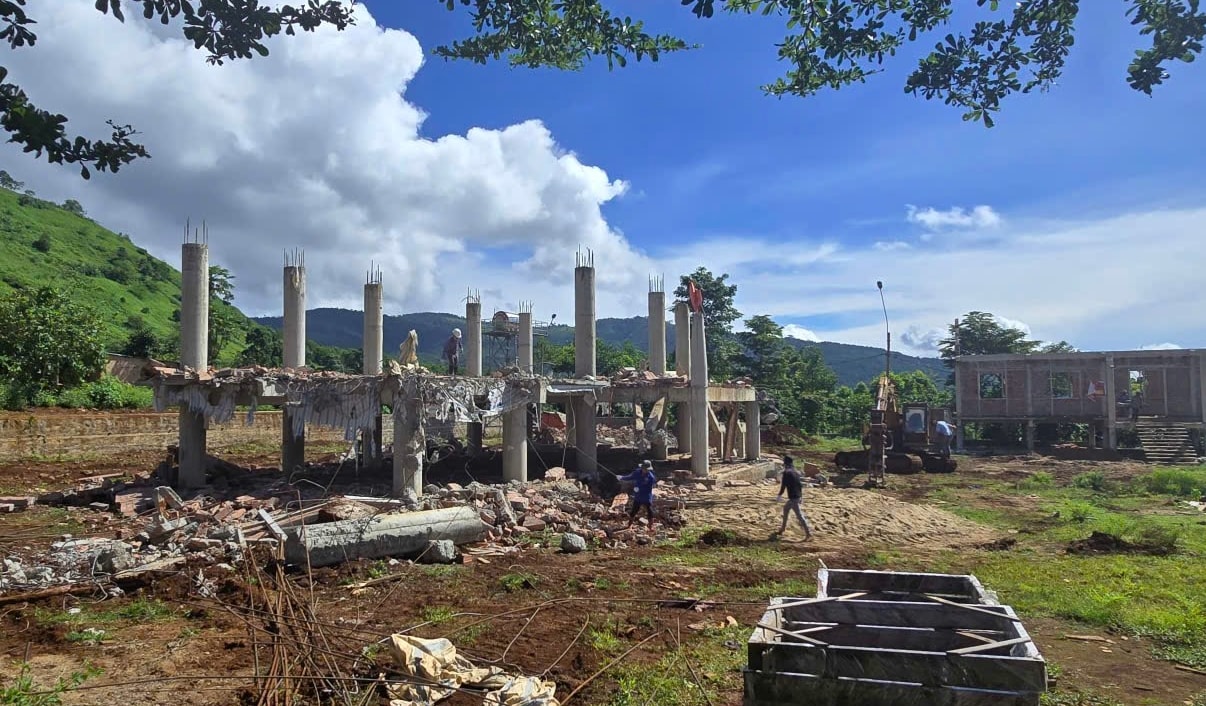 Ngôi nhà rông bằng bê tông đang bị phá bỏ (Ảnh N.Thu)