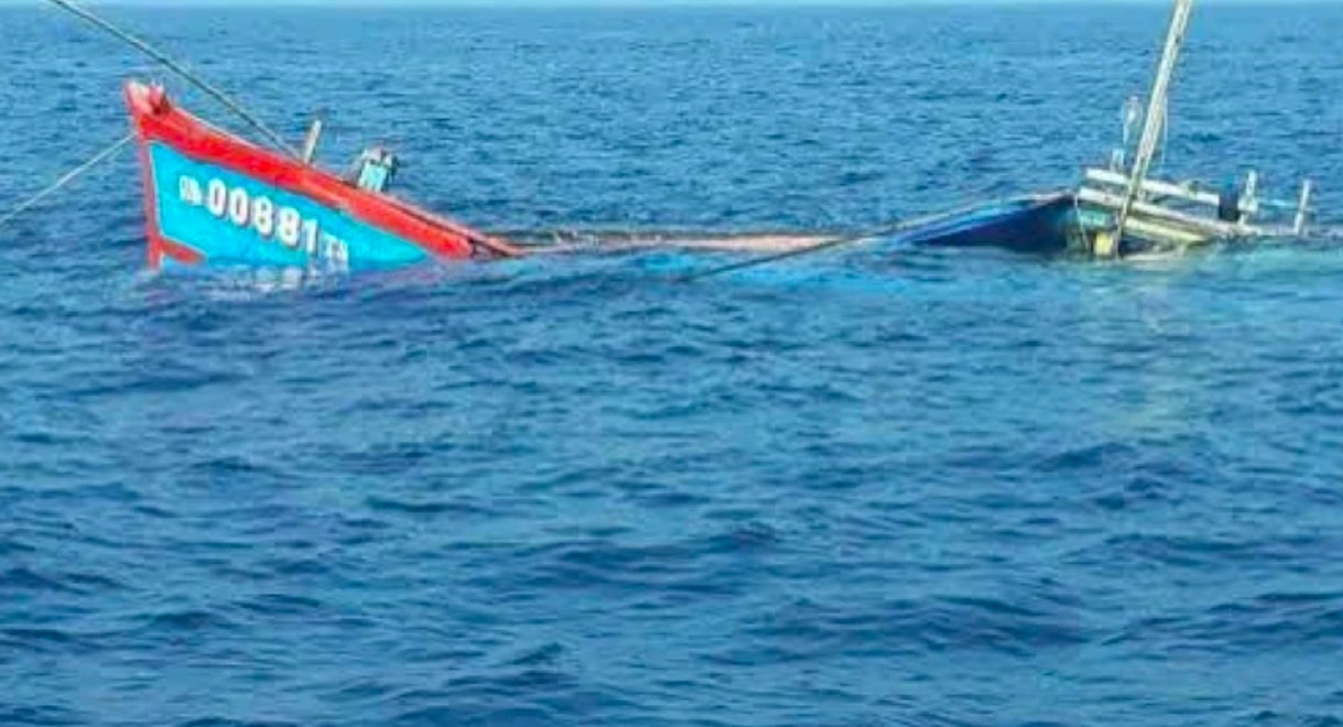 Tàu cá của ngư dân Quảng Ngãi đang trên đường đi tránh bão số 12 thì bị phá nước, có nguy cơ chìm (Ảnh minh hoạ)