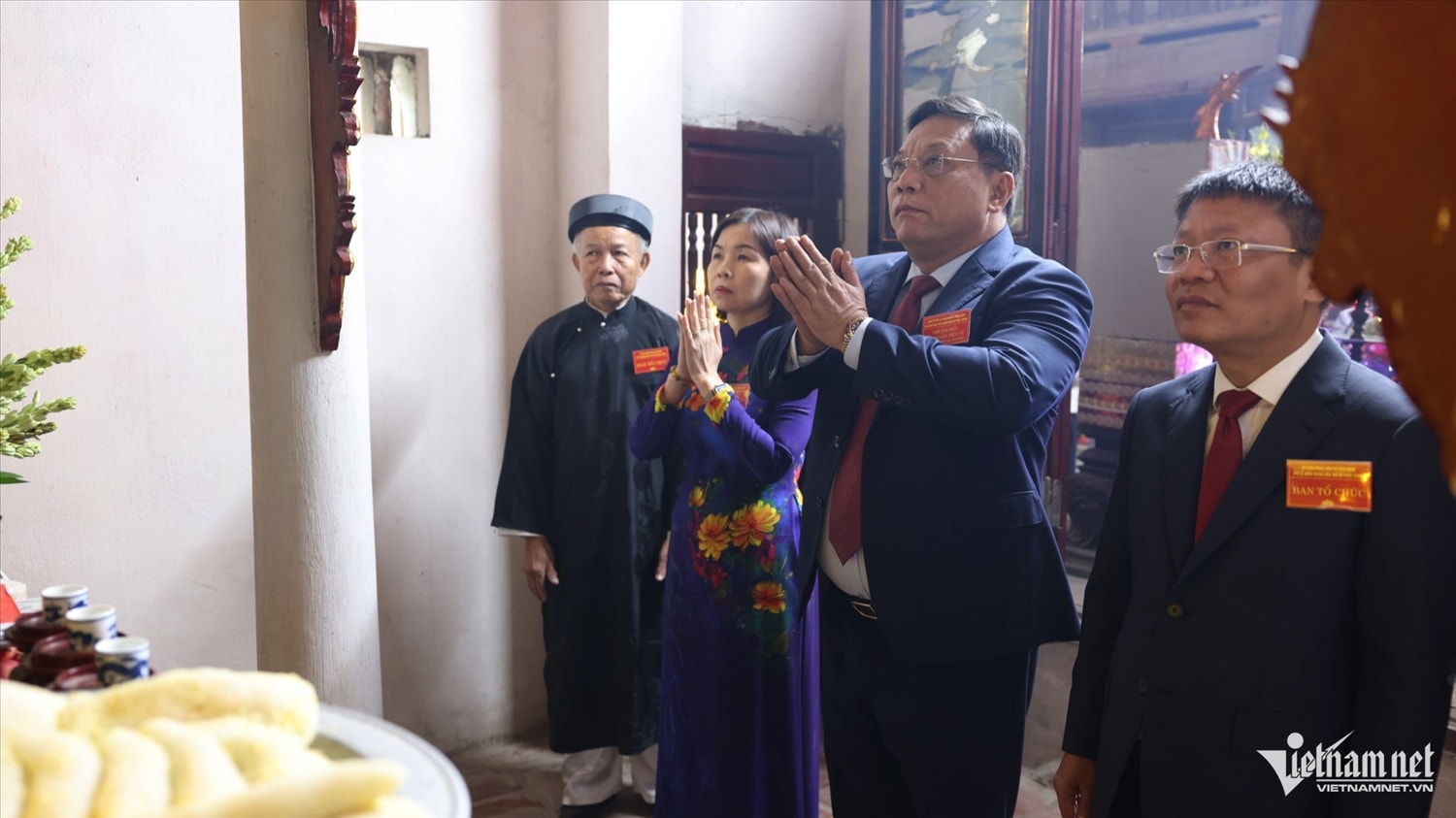 Thứ trưởng Nguyễn Hải Trung cùng lãnh đạo địa phương dâng hương tại hậu cung. Ảnh: Đức Hoàng