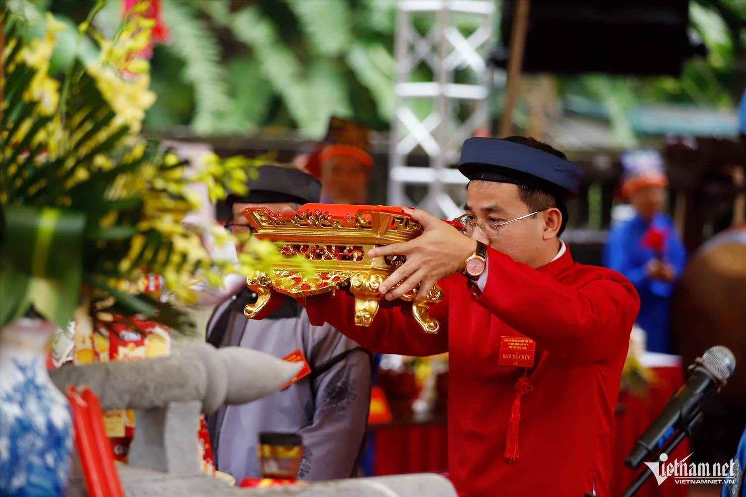 Chủ lễ dâng chúc văn trong nghi thức tế lễ. Ảnh: Đức Hoàng