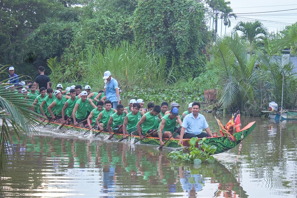 Đội ghe Ngo nam chùa Tum Núp tập luyện cho giải đua lớn. (Ảnh: TĐ)