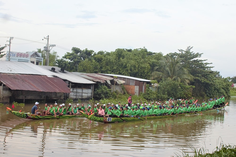 Đồng bào Khmer tại Cần Thơ đang hối hả tập luyện, chuẩn bị cho hội đua ghe Ngo năm 2025. (Ảnh: TĐ)