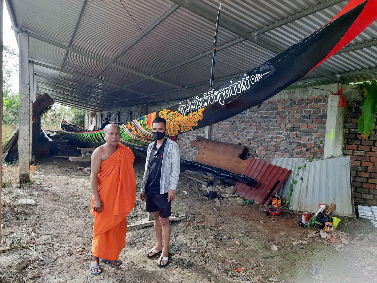 Theo Đại đức Thạch Ươl (bên trái), đua ghe Ngo là sợi dây thắt chặt tình đoàn kết của đồng bào Khmer. (Ảnh: TĐ)