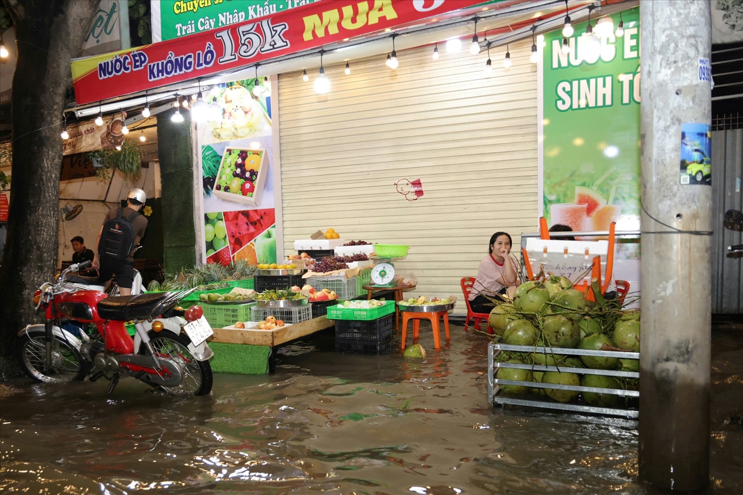 Một số tuyến đường bị ngập nặng, ảnh hưởng nghiêm trọng đến cuộc sống người dân