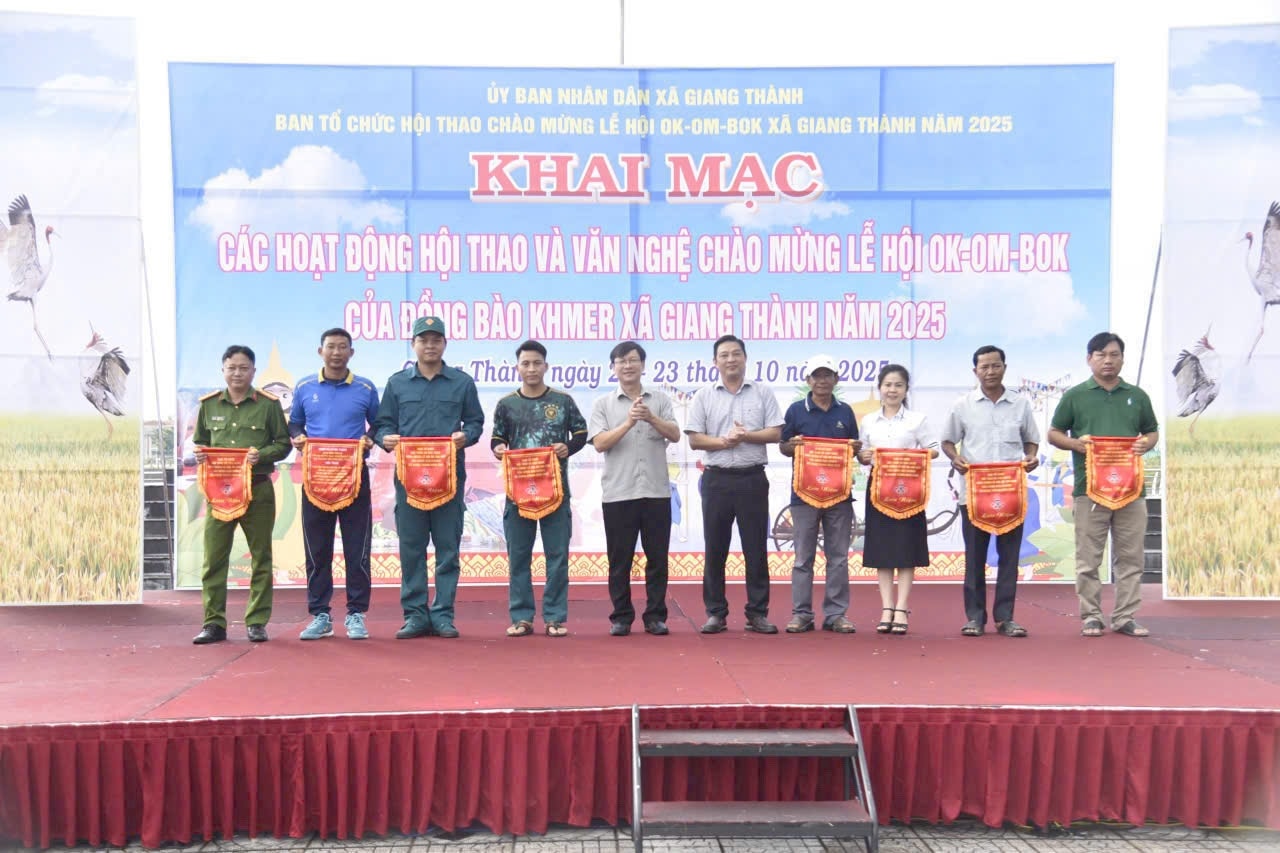 Đại diện lạnh đạo xã Giang Thành trao cờ lưu niệm cho 8 đội thi đấu môn thể thao truyền thống Đại diện lạnh đạo xã Giang Thành trao cờ lưu niệm cho 8 đội thi đấu môn thể thao truyền thống