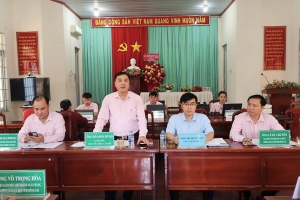 Giám đốc Ban Tổ chức cán bộ NHCSXH Đỗ Minh Hùng phát biểu tại buổi làm việc với UBND xã Đại Phước Giám đốc Ban Tổ chức cán bộ NHCSXH Đỗ Minh Hùng phát biểu tại buổi làm việc với UBND xã Đại Phước (Đồng Nai)