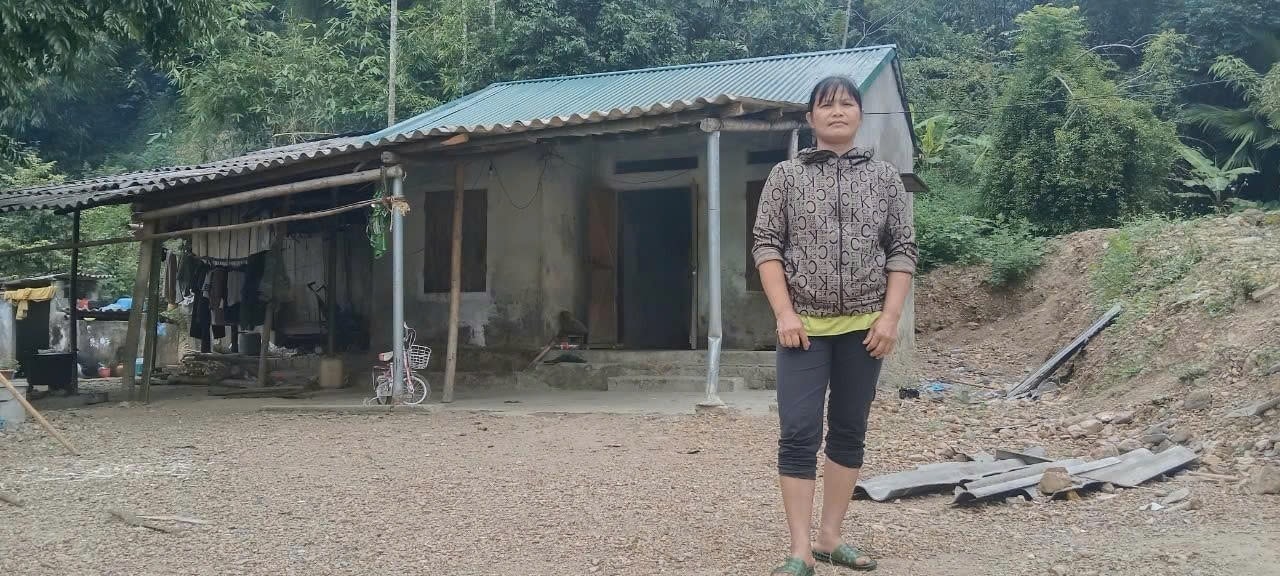 Căn nhà của chị Bùi Thị Hằng, xóm Vé xã Tân Vinh, tỉnh Phú Thọ đã xuống cấp từ lâu, gia đình luôn sống trong cảnh lo âu, nhờ được sự quan tâm và hỗ trợ của Nhà nước, chị Hằng đã xây được một căn nhà mới