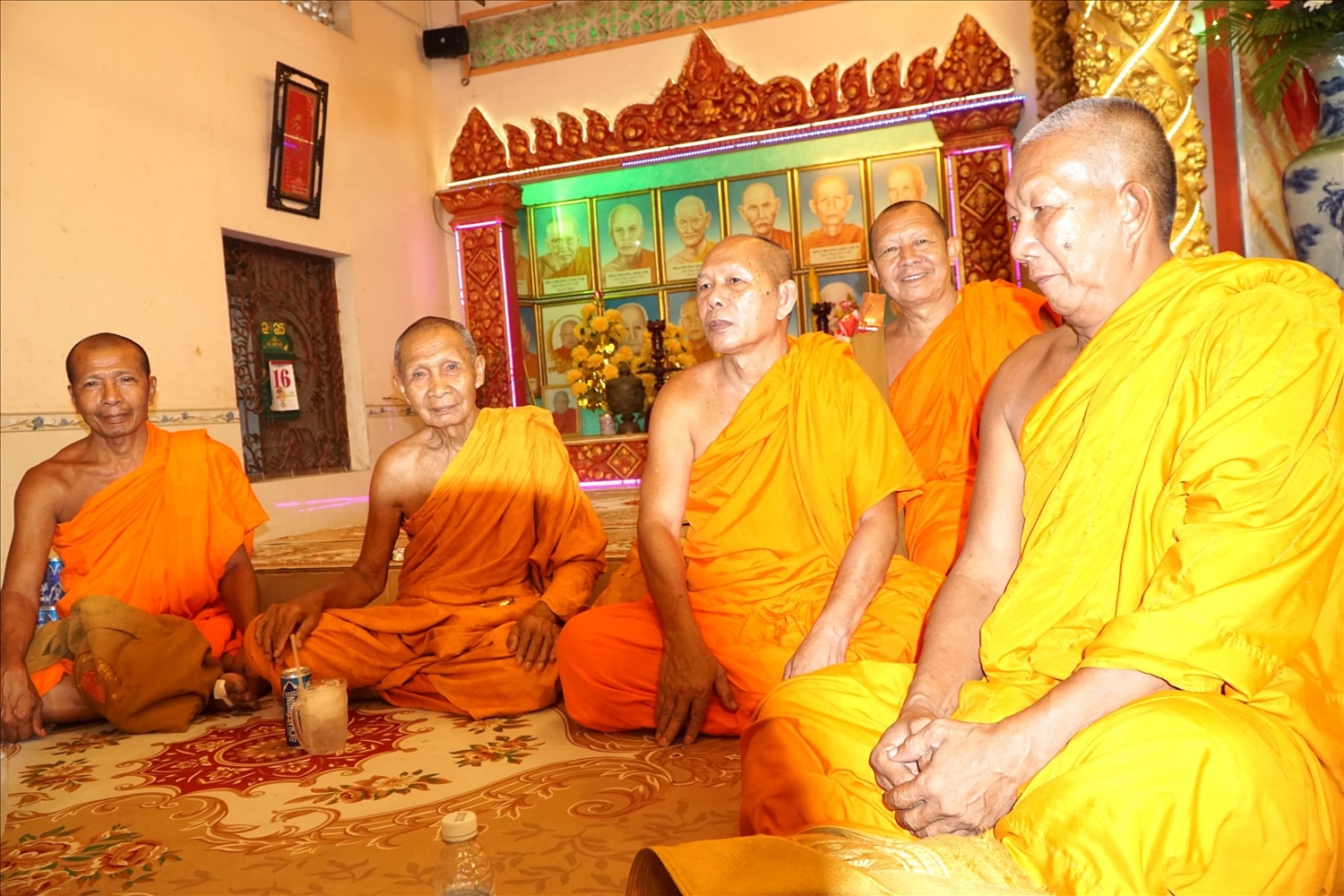 Trưởng lão Hòa thượng Chau Ty ( người thứ 2 từ trái qua), ngài chia sẻ tận tình khi có người tìm hiểu về nghệ thuật khắc kinh lá buông 
