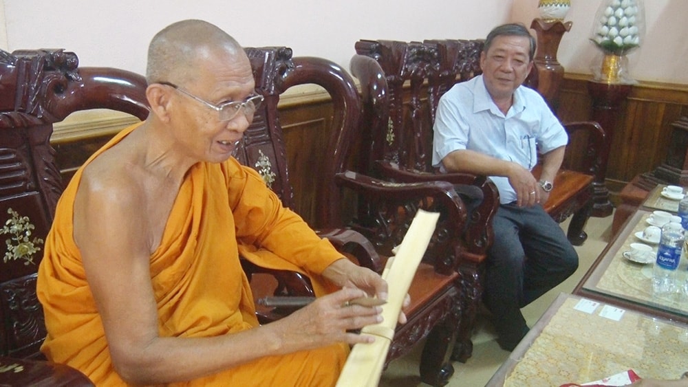 Khi có khách quý đến chùa, Trưởng lão Hòa thượng đều mang  kinh lá buông ra giới thiệu 