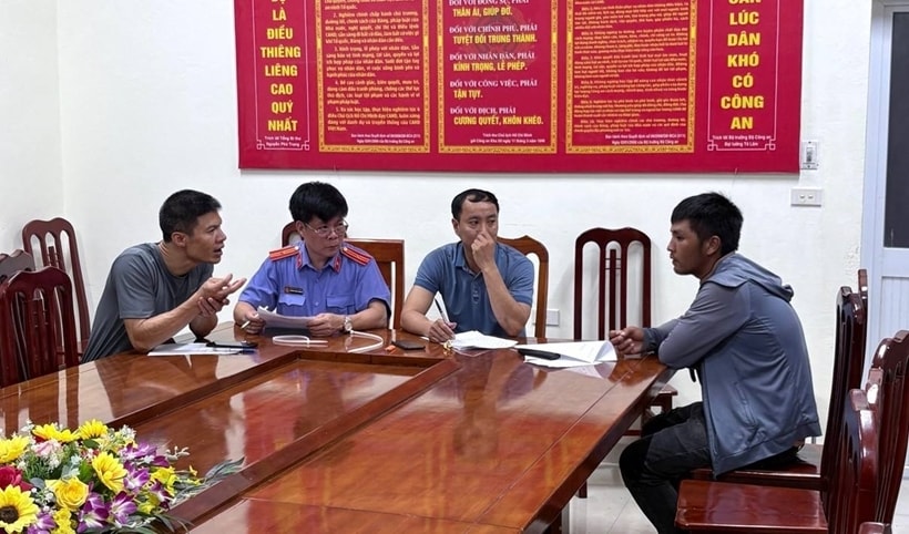  Kiểm sát viên VKSND Khu vực 5 đấu tranh với các đối tượng sử dụng trái phép chất ma tuý.