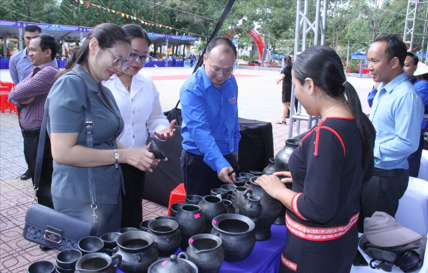 Đại biểu tham quan các gian hàng sản phẩm khởi nghiệp của thanh niên DTTS (Ảnh: Lê Hường) Đại biểu tham quan các gian hàng sản phẩm khởi nghiệp của thanh niên DTTS (Ảnh: Lê Hường)