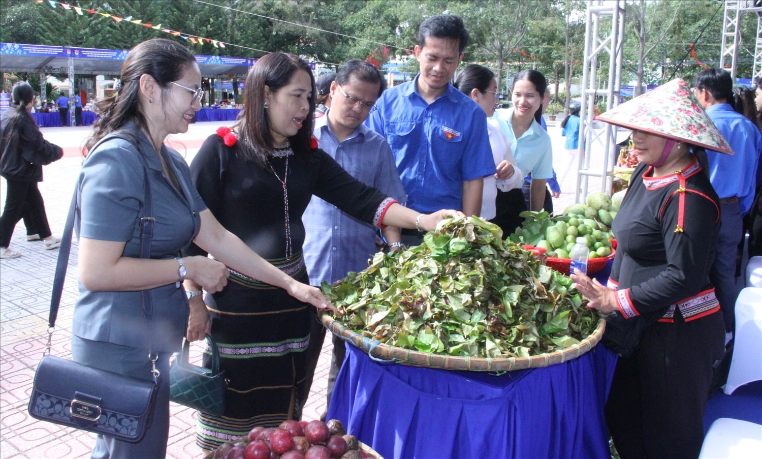 Thanh niên DTTS khởi nghiệp với các sản phẩm đặc trưng tại địa phương (Ảnh: Lê Hường) Thanh niên DTTS khởi nghiệp với các sản phẩm đặc trưng tại địa phương (Ảnh: Lê Hường)