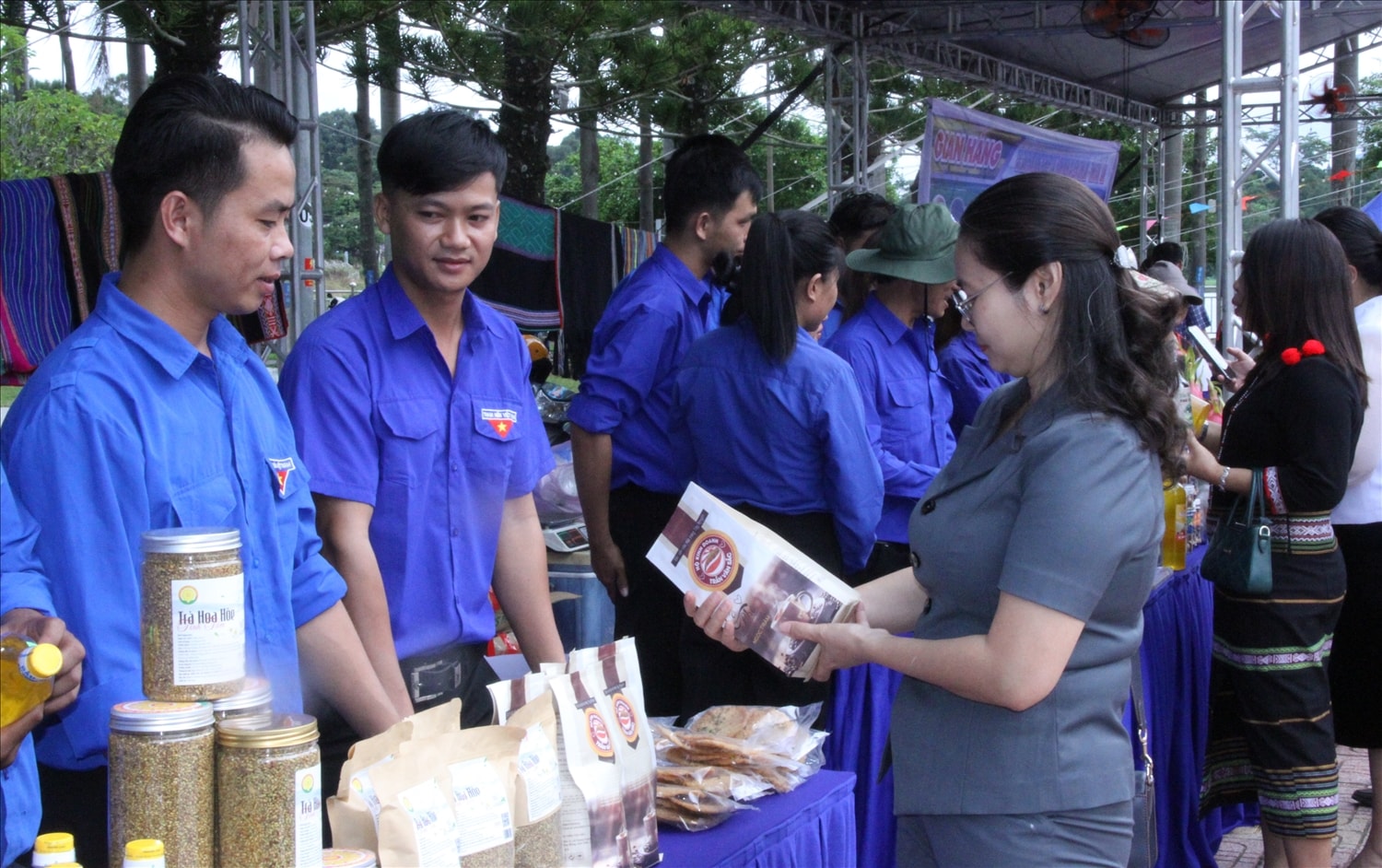 Các đại biểu tham quan gian hàng trưng bày sản phẩm khởi nghiệp của thanh niên DTTS (Ảnh: Lê Hường)