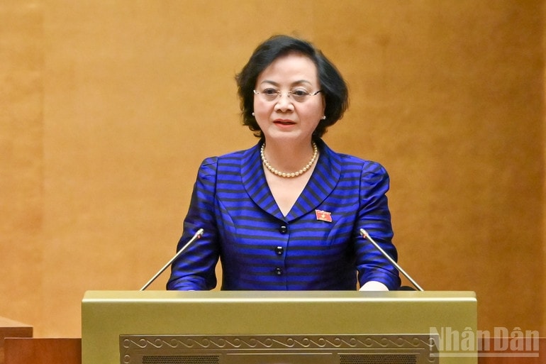 Bộ trưởng Nội vụ Phạm Thị Thanh Trà trình bày tờ trình dự án Luật Viên chức (sửa đổi). (Ảnh: THỦY NGUYÊN)