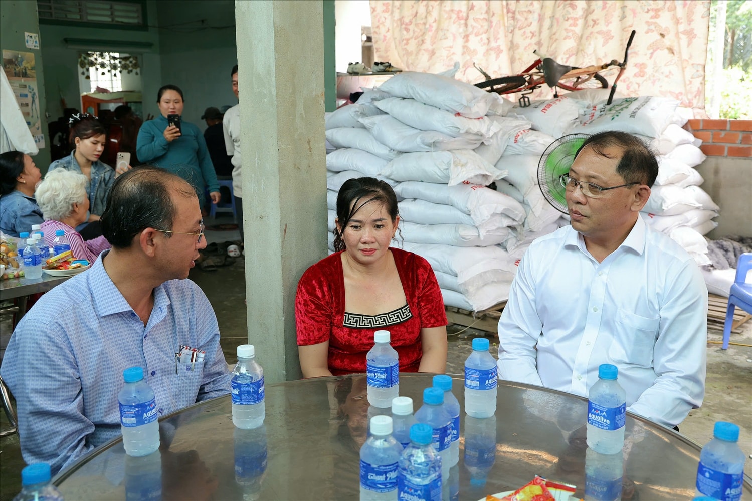 Ông Trần Chí Hùng (bìa phải), Phó Chủ tịch UBND TP Cần Thơ, thăm hỏi gia đình học sinh bị điện giật tử vong
