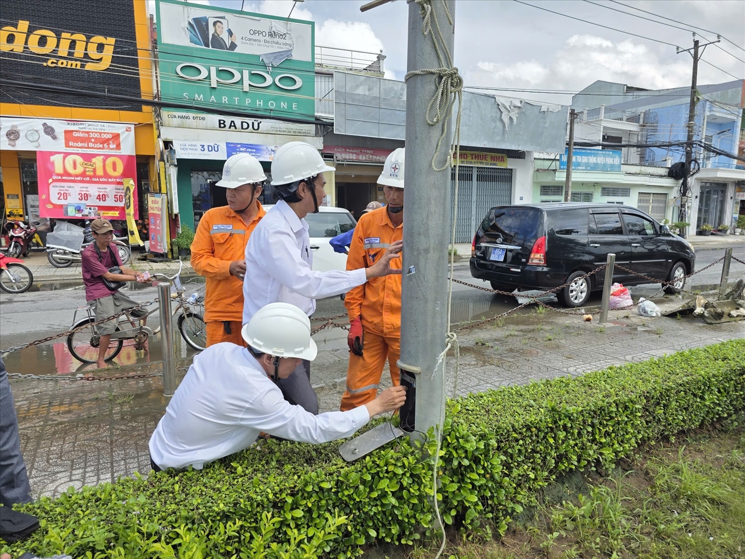 Cơ quan chức năng kiểm tra tại trụ điện chiếu sáng, nơi xảy ra vụ việc.