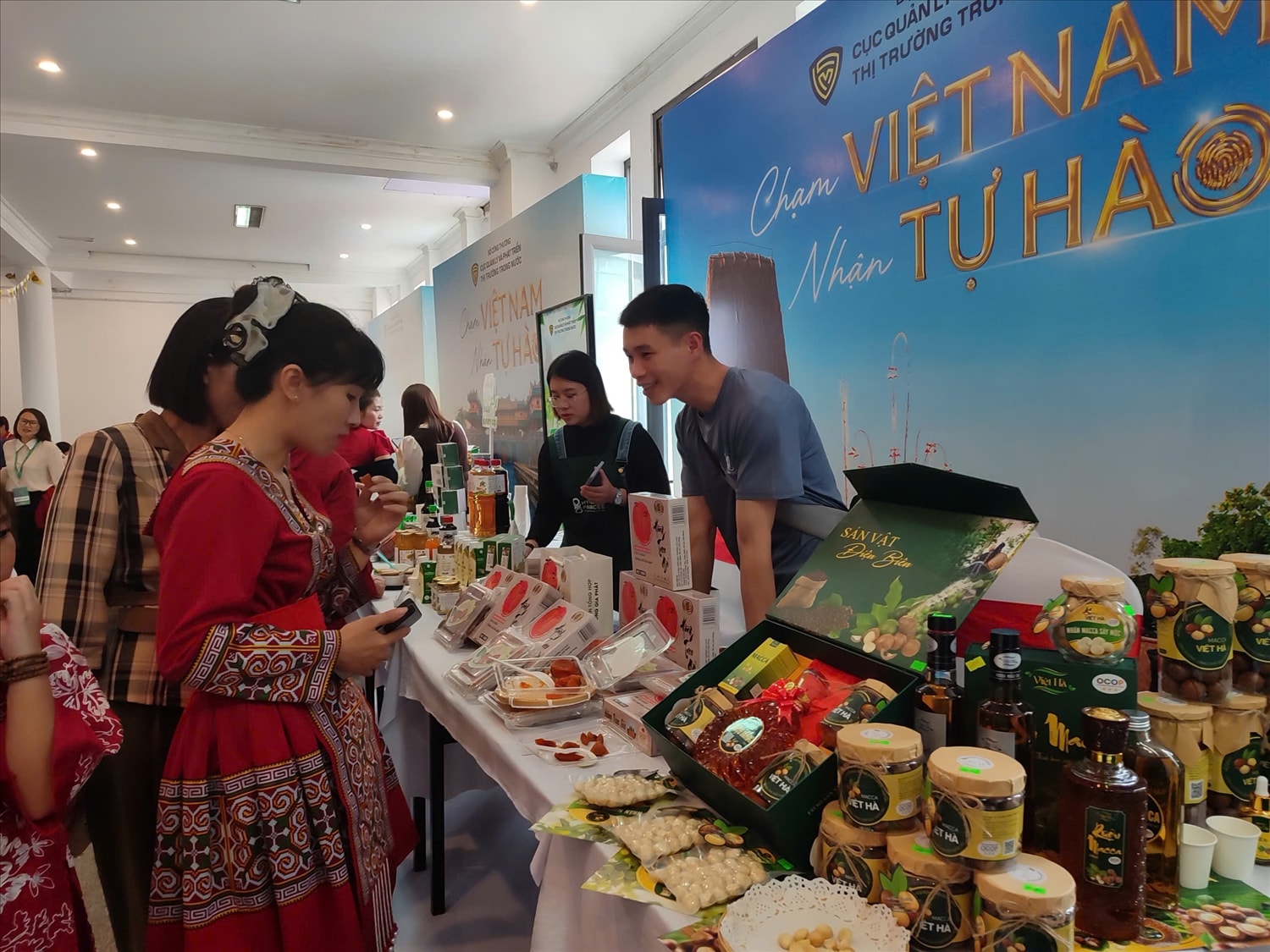 Gian trưng bày góp phần quảng bá hình ảnh nông sản Việt và thúc đẩy kết nối cung cầu. Ảnh Vân Khánh