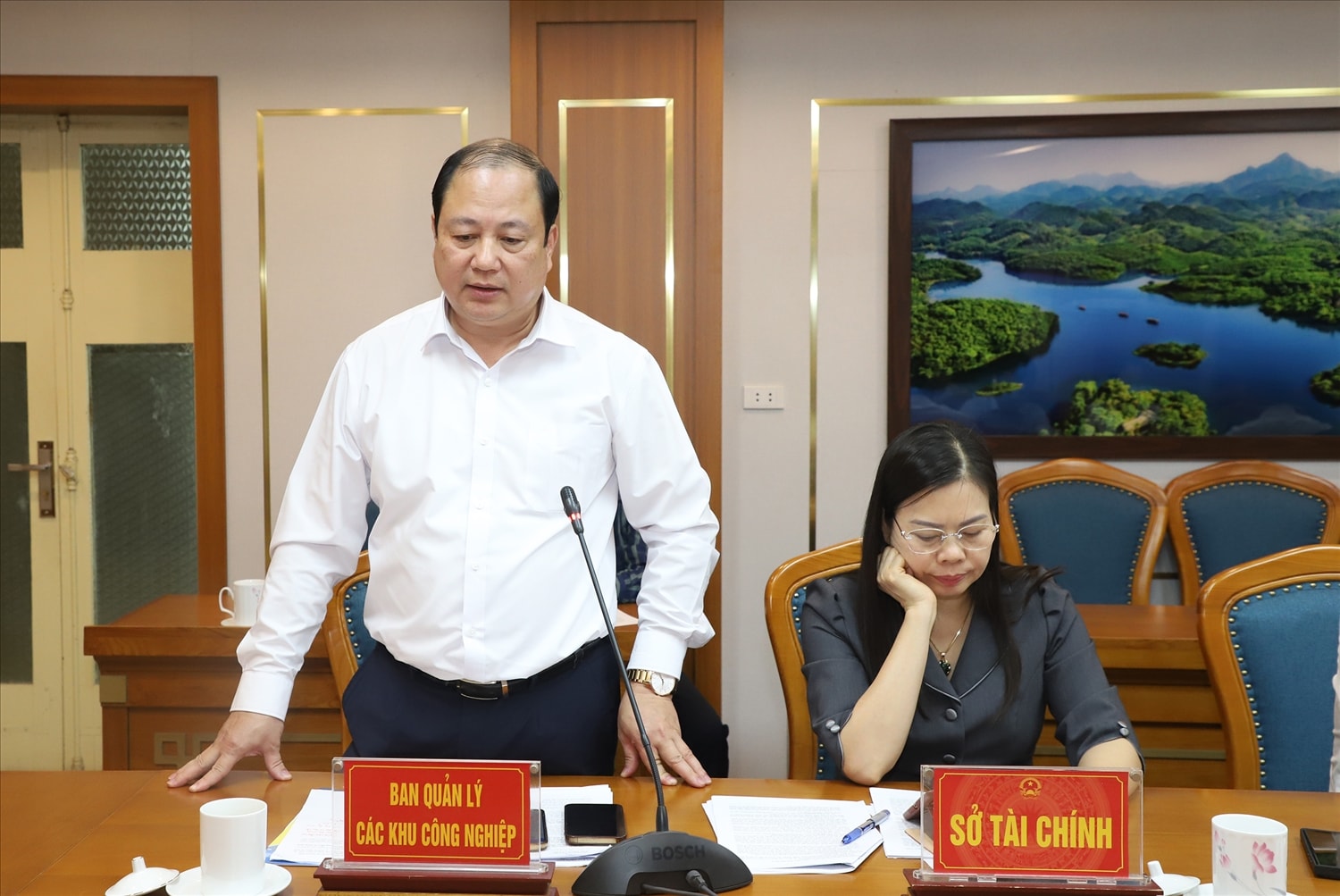 Ông Hoàng Long Biên, Trưởng Ban Quản lý các Khu công nghiệp tỉnh, đã báo cáo về tình hình thu hút đầu tư và tiến độ triển khai các dự án đầu tư xây dựng hạ tầng trong các khu công nghiệp.(Ảnh: ĐÌnh Vũ)