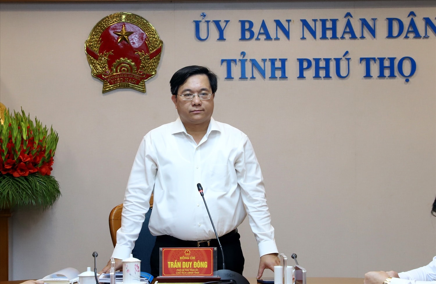 Chủ tịch UBND tỉnh Trần Duy Đông phát biểu kết luận hội nghị, nhấn mạnh những nhiệm vụ trọng tâm và giải pháp nhằm đẩy mạnh thu hút đầu tư, nâng cao hiệu quả hoạt động của các khu công nghiệp trong thời gian tới. (Ảnh: Đình Vũ)