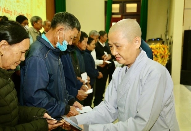 Ni sư Thích Nữ Diệu Quang chia sẻ, động viên bà con vùng lũ xã Nông Cống và xã Trung Chính
