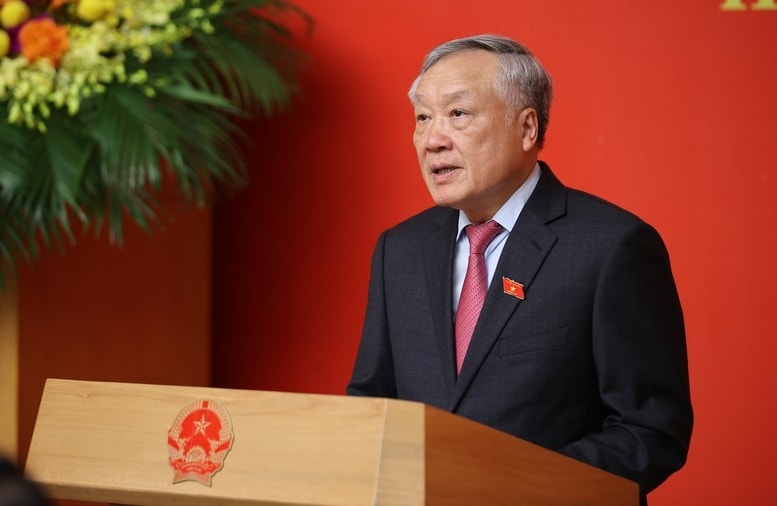 Phó Thủ tướng Thường trực Chính phủ Nguyễn Hòa Bình công bố các quyết định của Chủ tịch nước về việc bổ nhiệm nhân sự - Ảnh: VGP/Nhật Bắc