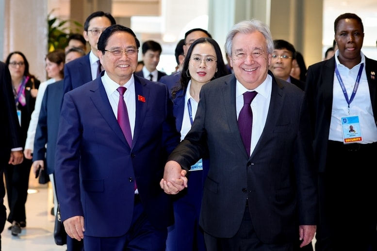 Thủ tướng Phạm Minh Chính và Tổng Thư ký Liên Hợp Quốc António Guterres tới dự họp báo về Lễ mở ký và Hội nghị cấp cao Công ước của Liên Hợp Quốc về chống tội phạm mạng - Ảnh: VGP/Nhật Bắc