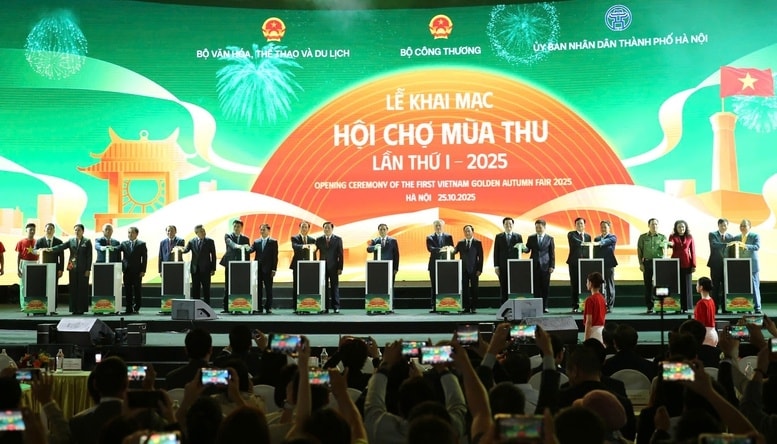 Thủ tướng và các đại biểu thực hiện nghi thức khai mạc Hội chợ - Ảnh: VGP/Nhật Bắc