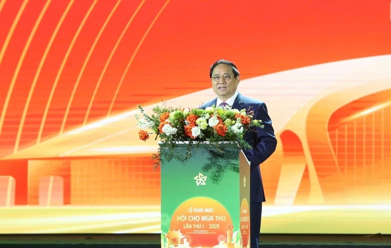 Tuyên bố khai mạc Hội chợ Mùa Thu 2025 và chúc Hội chợ thành công rực rỡ, Thủ tướng bày tỏ vui mừng tham dự sự kiện tại Thủ đô Hà Nội ngàn năm văn hiến, trong không khí toàn Đảng, toàn dân, toàn quân ta đang ra sức thi đua 
