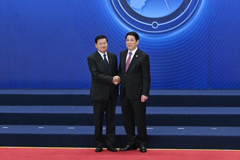 Chủ tịch nước Lương Cường đón Tổng Bí thư, Chủ tịch nước Lào Thongloun Sisoulith dự buổi lễ.