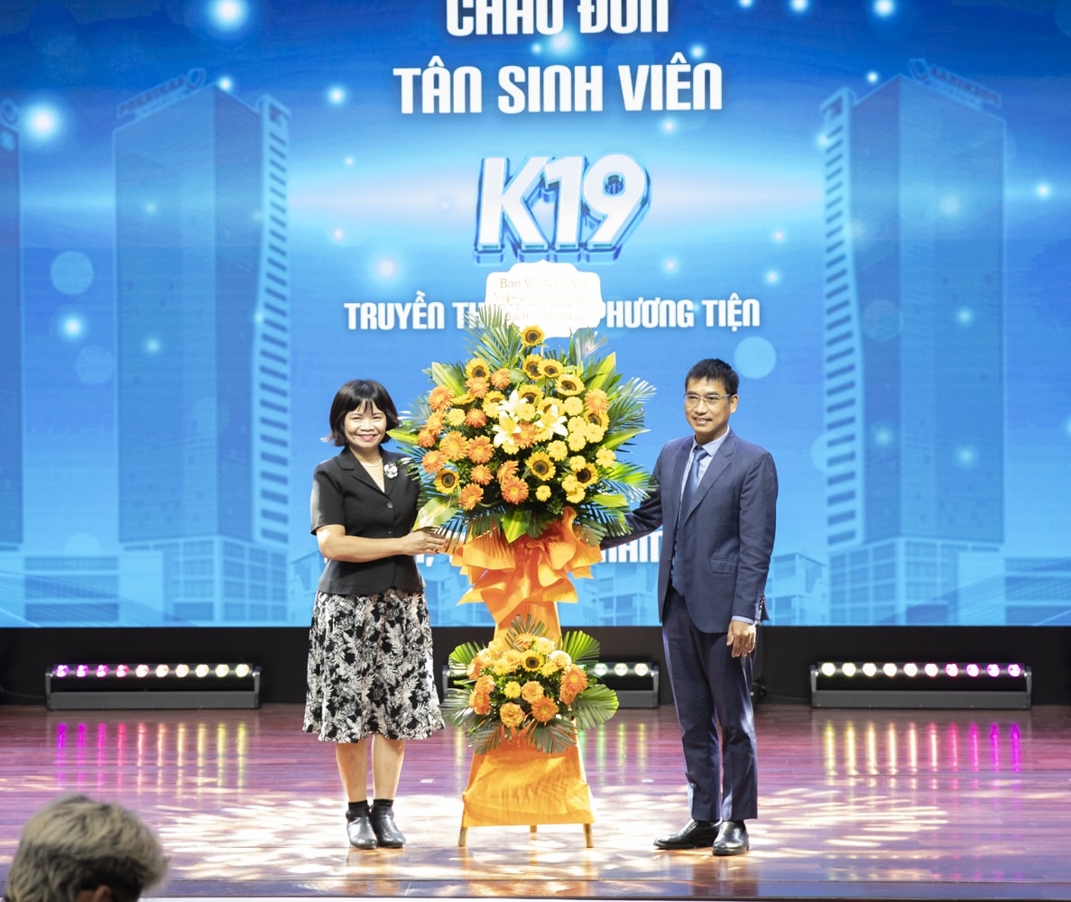 Tại chương trình, Phó Tổng Biên tập Báo VietNamNet Bùi Thị Hạ đã tặng lãng hoa chúc mừng nhà trường