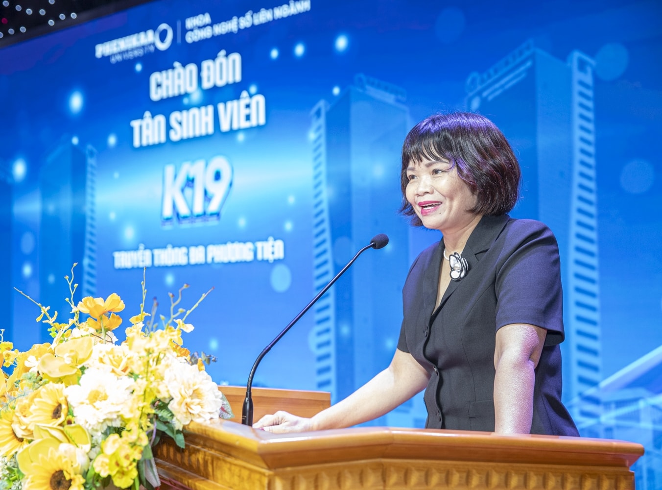 Chia sẻ với các tân sinh viên, bà Bùi Thị Hạ, Phó Tổng biên tập Báo VietNamNet, đã đưa ra những lời khuyên thực tế về việc sử dụng công nghệ và cơ hội nghề nghiệp.