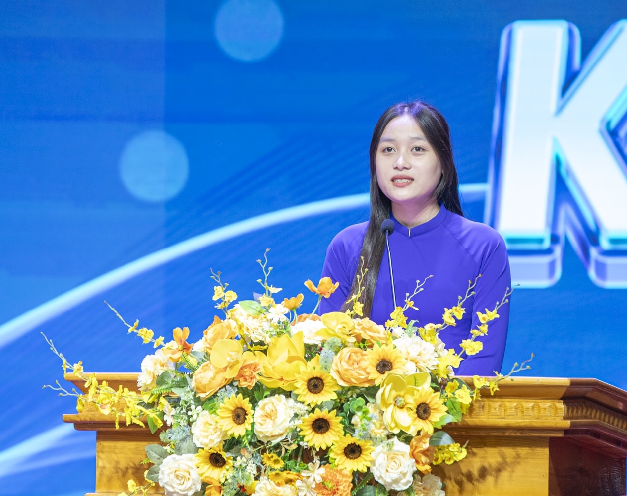Phát biểu của tân thủ khoa Vũ Thu Thủy, đại diện cho sinh viên K19 ngành Truyền thông Đa phương tiện