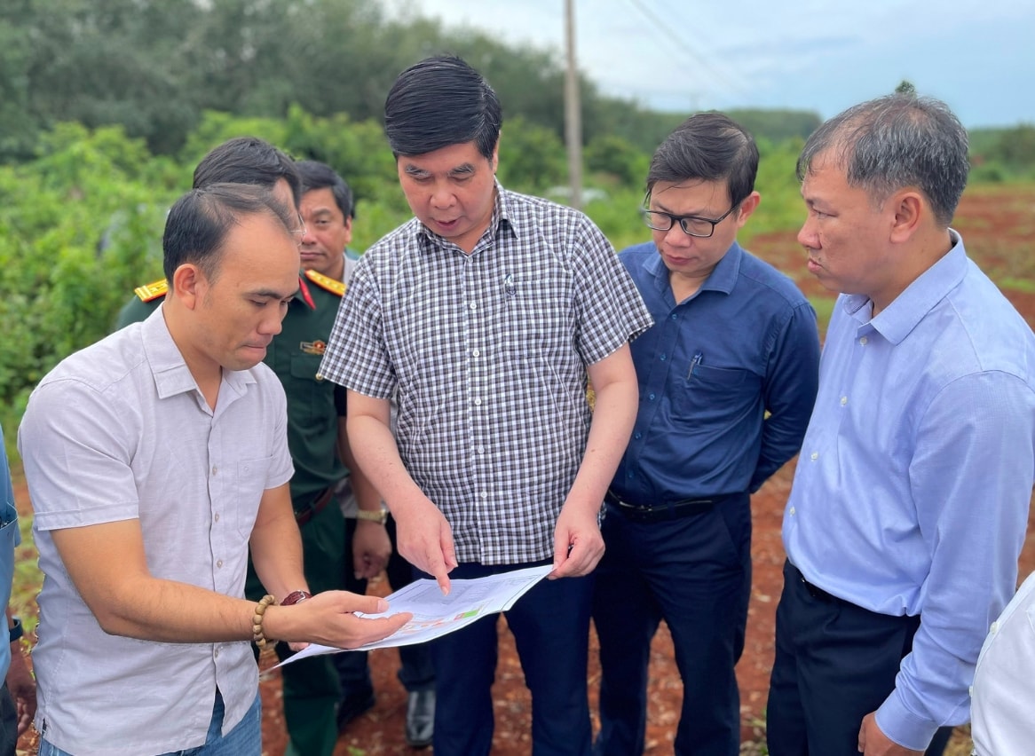 Phó Chủ tịch UBND tỉnh Gia Lai Lâm Hải Giang (thứ 3 từ phải sang) nghe báo cáo về quy mô và phạm vi đầu tư dự án tại xã Ia Nan. (Ảnh: P.D)