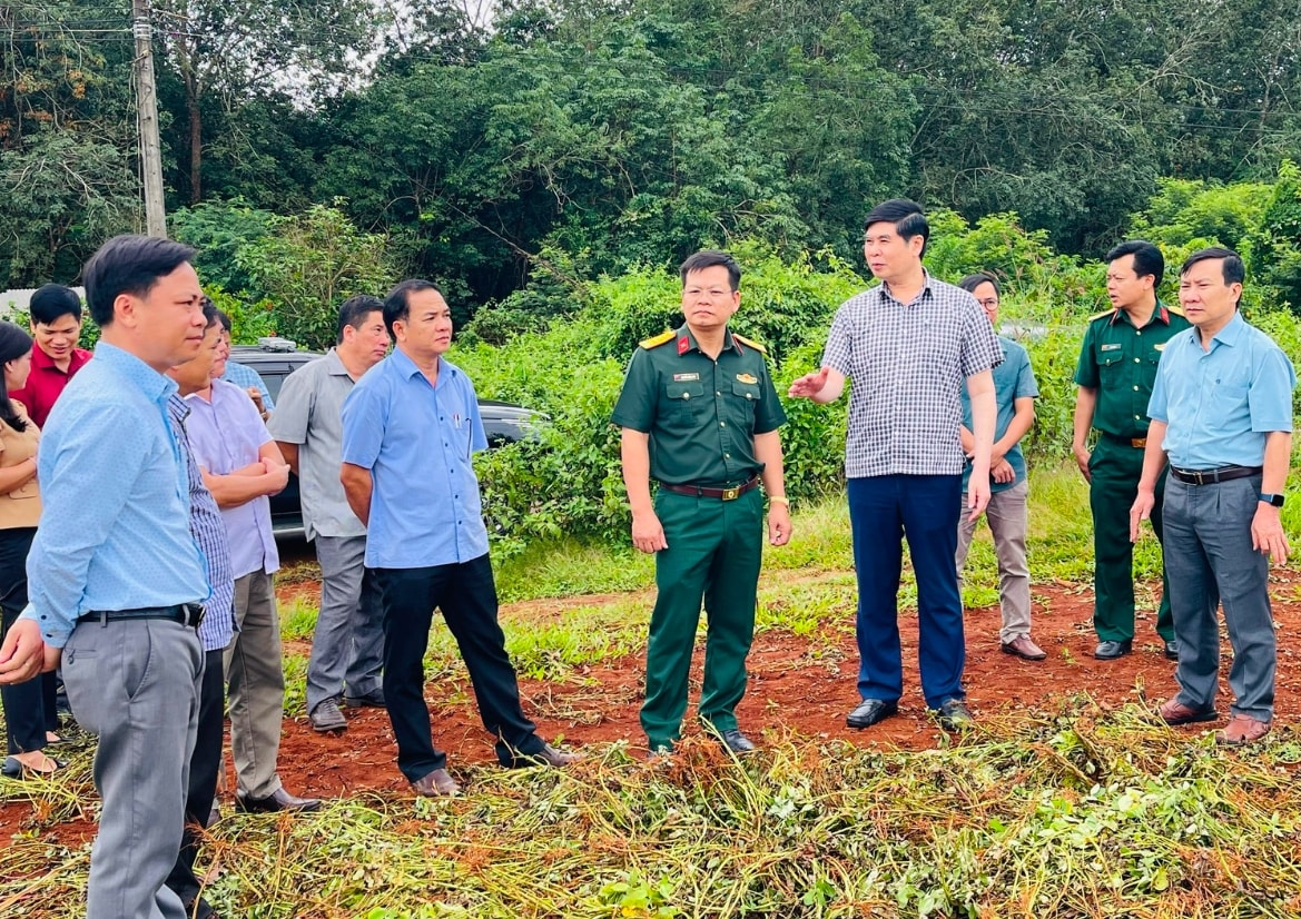 Phó Chủ tịch UBND tỉnh Lâm Hải Giang (thứ 3 từ phải sang) kiểm tra thực tế vị trí xây dựng Trường Phổ thông nội trú liên cấp Tiểu học và THCS xã Ia Nan. (Ảnh: P.D)