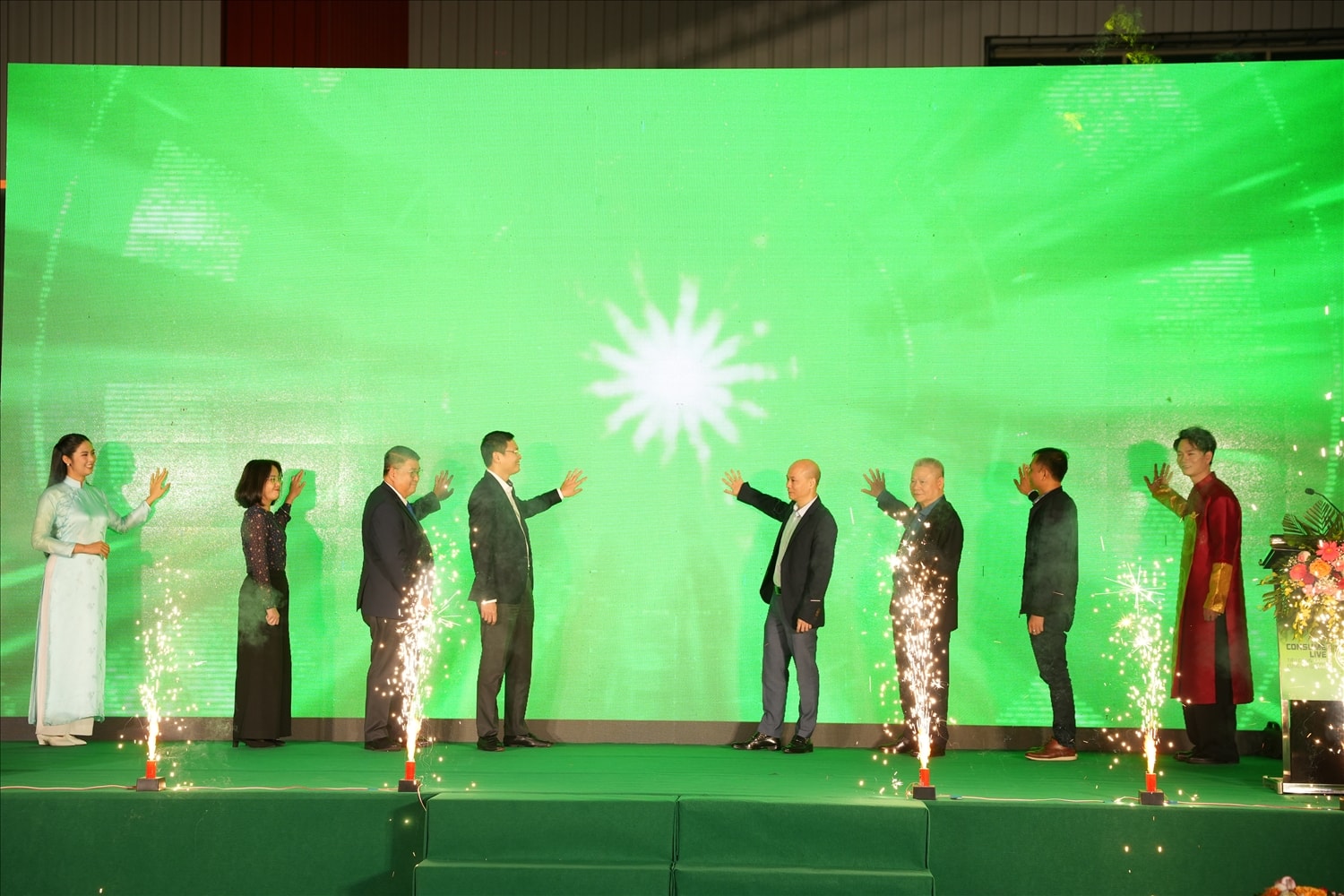 Đại biểu nhấn nút khai mạc Ngày hội tri ân người tiêu dùng năm 2025 Đại biểu nhấn nút khai mạc Ngày hội tri ân người tiêu dùng năm 2025