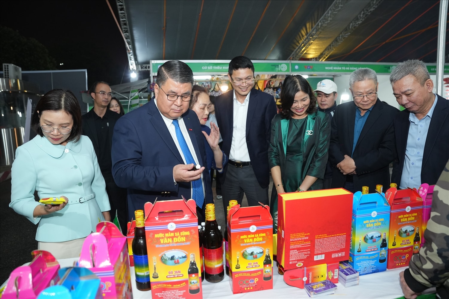 Ngày hội tri ân người tiêu dùng không chỉ thể hiện lòng biết ơn tới khách hàng mà còn là cơ hội kết nối, lắng nghe, chia sẻ và cùng kiến tạo các giá trị tiêu dùng bền vững giữa doanh nghiệp và cộng đồng. Ngày hội tri ân người tiêu dùng không chỉ thể hiện lòng biết ơn tới khách hàng mà còn là cơ hội kết nối, lắng nghe, chia sẻ và cùng kiến tạo các giá trị tiêu dùng bền vững giữa doanh nghiệp và cộng đồng.