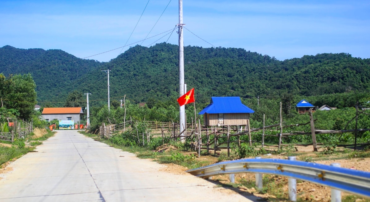 Những ngôi nhà sàn truyền thống của đồng bào nổi bật giữa núi rừng . (Ảnh: T.N)