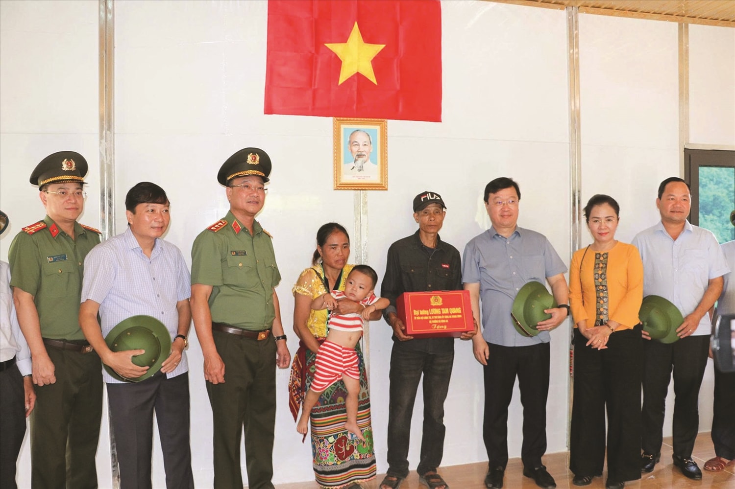 Lãnh đạo Bộ Công an và lãnh đạo tỉnh Nghệ An trao quà cho hộ ông Lương Văn Bún trong căn nhà mới hoàn thành