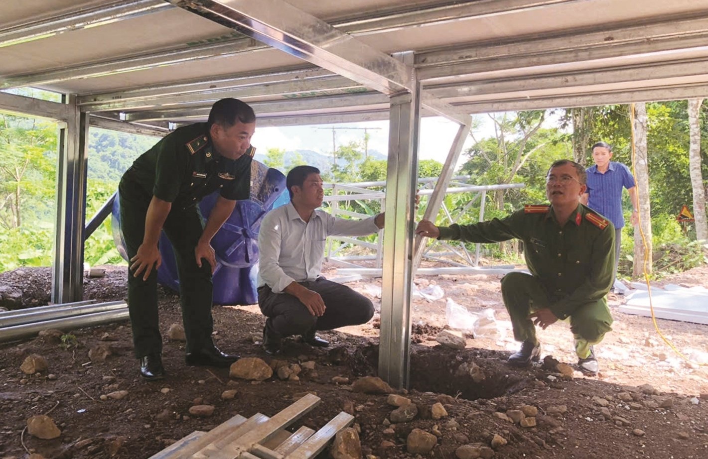 Các lực lượng kiểm tra tiến độ thi công nhà ông Lô Văn Bình ở bản Xốp Tụ, xã Mỹ Lý