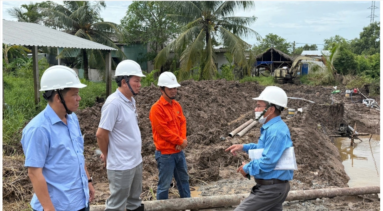 Ông Lâm Xuân Tuấn – Phó Tổng giám đốc EVNSPC (áo trắng) kiểm tra công trường các công trình đầu tư xây dựng trên địa bàn tỉnh Cà Mau
