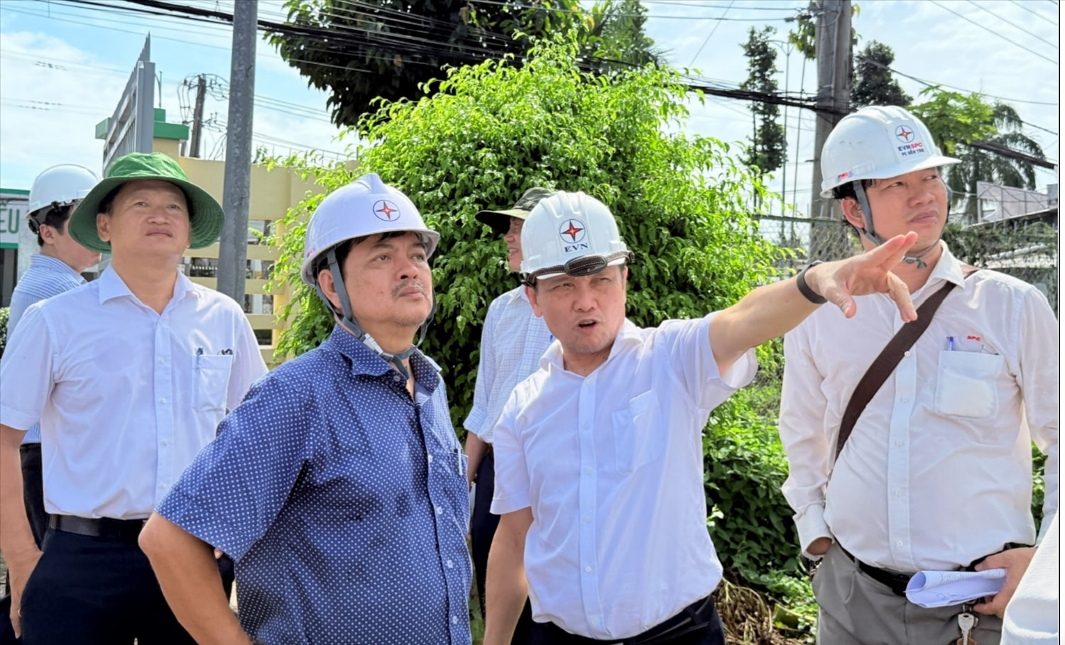 Lãnh đạo EVNSPC thường xuyên sâu sát trên những công trình trọng điểm. Trong ảnh: Ông Nguyễn Phước Đức – Tổng giám đốc EVNSPC (thứ 2 từ phải sang) kiểm tra tiến độ công trình trên địa bàn tỉnh Vĩnh Long