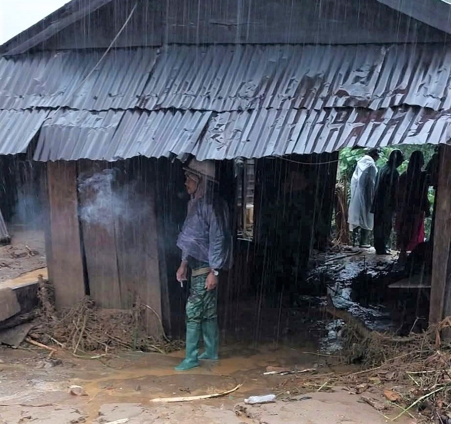 Nước lũ cuốn trôi đồ đạc trong nhà của hộ ông A Brok, thôn Bung Tôn, xã Đăk Plô. (Ảnh: Ngọc Chí)