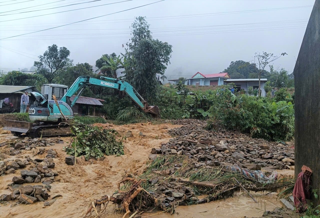 Xã huy động phương tiện dọn đất, đá sau trận lũ. (Ảnh: Ngọc Chí)