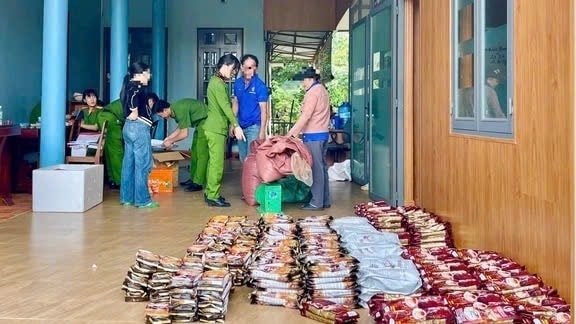 Cơ quan chức năng khám xét và thu giữ hàng ngàn tấn cà phê nghi làm giả của ông T. Cơ quan chức năng khám xét và thu giữ hàng ngàn tấn cà phê nghi làm giả của ông T.