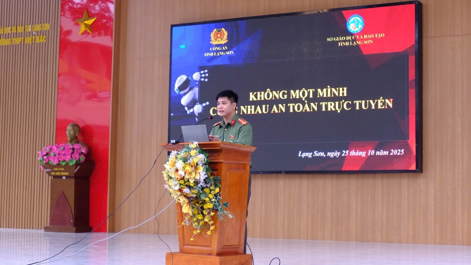 Cán bộ Phòng an ninh mạng và Phòng chống tội phạm sử dụng công nghệ cao Công an tỉnh Lạng Sơn tuyên truyền với giới trẻ xứ Lạng.Ảnh: ITN Cán bộ Phòng an ninh mạng và Phòng chống tội phạm sử dụng công nghệ cao Công an tỉnh Lạng Sơn tuyên truyền với giới trẻ xứ Lạng.Ảnh: ITN