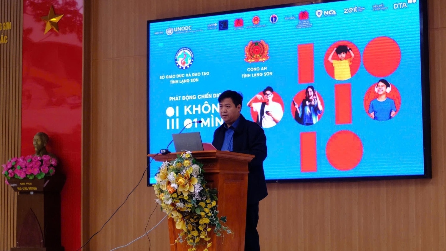 Đại diện lãnh đạo Sở Giáo dục- Đào tạo tỉnh Lạng Sơn phát biểu tại chương trình. Ảnh: ITN Đại diện lãnh đạo Sở Giáo dục- Đào tạo tỉnh Lạng Sơn phát biểu tại chương trình. Ảnh: ITN
