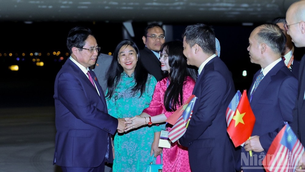 Cán bộ, nhân viên Đại sứ quán và đại diện cộng đồng người Việt Nam tại Malaysia nhiệt liệt chào đón Thủ tướng cùng Đoàn đại biểu Việt Nam. (Ảnh: VGP/Nhật Bắc)